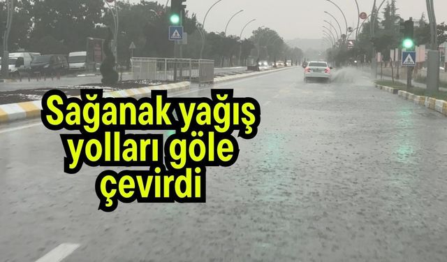 Sağanak yağış yolları göle çevirdi