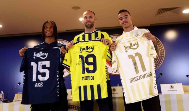 Fenerbahçe yeni transferleri için imza töreni düzenledi