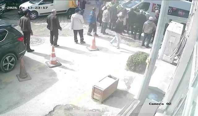 Çanakkale'de kaza anı kamerada, ayağı minibüsün altında kaldı (Video)