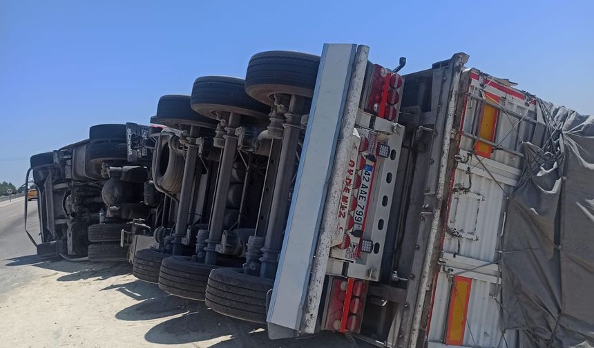 Çanakkale-Bursa karayolunda kamyona çarpan tır yan yattı