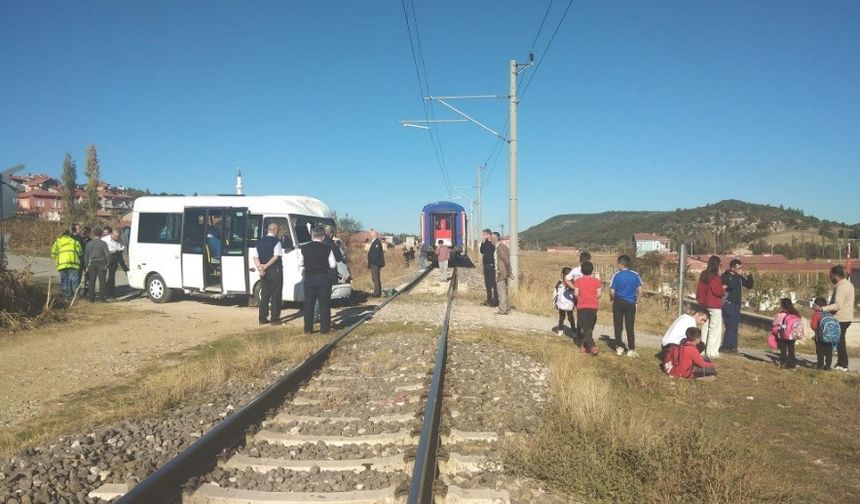 Öğrenci servisi trenin arka vagonuna çarptı