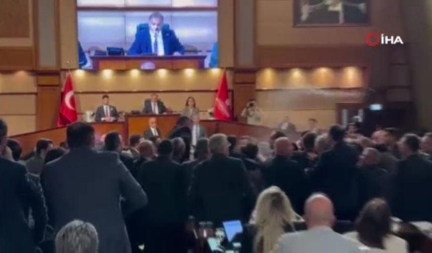 İBB Meclisi’nde kavga çıktı: Yumruklar ve su şişeleri havada uçuştu (VİDEO)