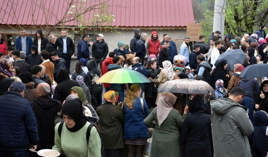 Bir asrı geçkin gelenekte 12 bin kişi bayramlaştı (VİDEO)