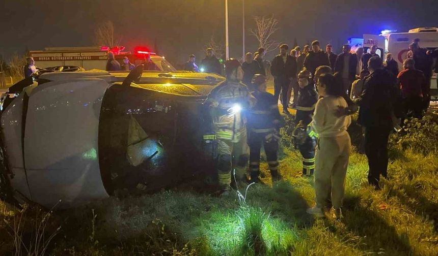 Takla atan otomobildeki iki kişi yaralandı
