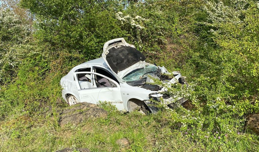 Kontrolden çıkan otomobil 120 metre sürüklendi, şarampole uçtu: 2 yaralı