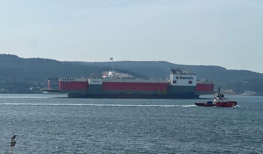 Dev Yüzer Havuz Çanakkale Boğazı'ndan geçti