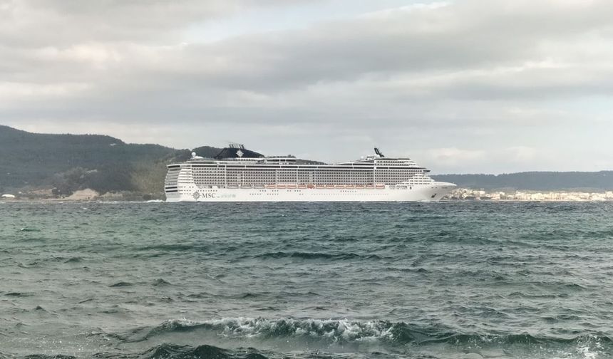 Dev kruvaziyer, Çanakkale Boğazı’nda (VİDEO)