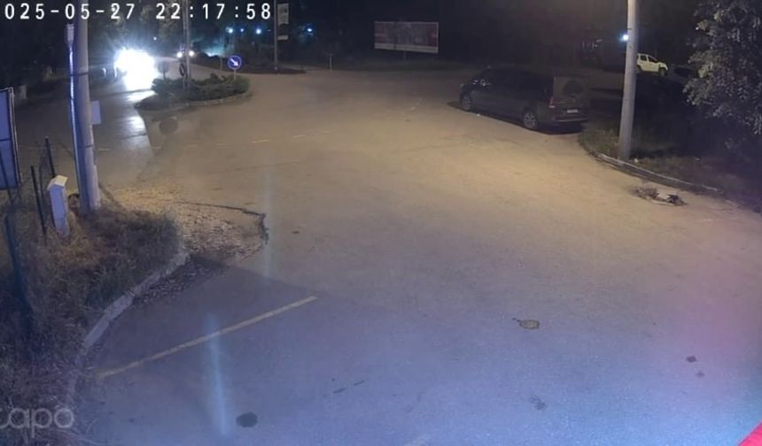 Kavşakta drift yapan otomobil ağaca çarptı: 3 yaralı (Video)