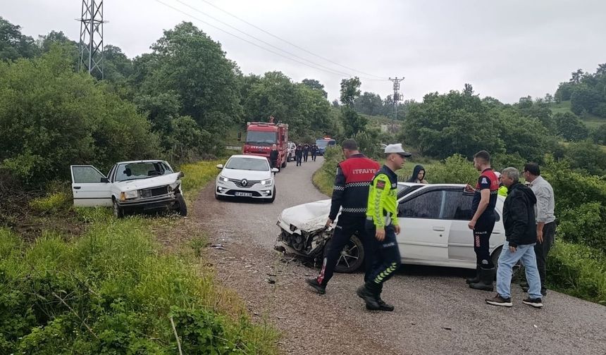 Çanakkale'de iki araç kafa kafaya çarpıştı