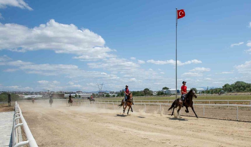 Rahvan atları şampiyonluk için koştu