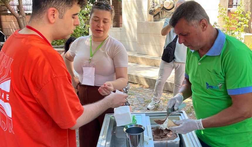 Çanakkale'de otizmli yeteneklere dondurma ikramı