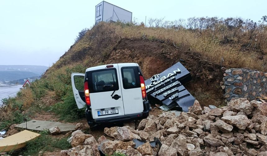 Kaygan yolda ticari araç duvara çarptı