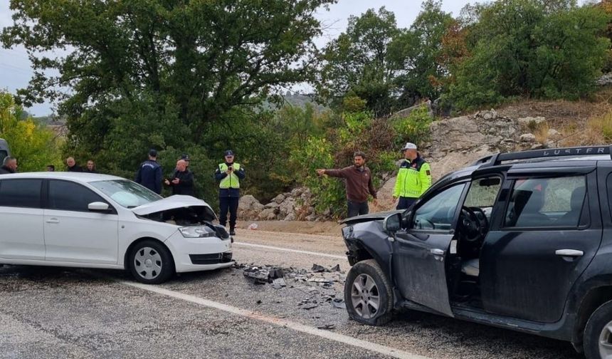 Otomobillerin çarpıştığı kazada 2 kişi yaralandı
