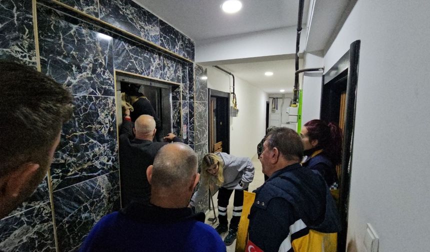 Asansörde mahsur kalan vatandaş kurtarıldı