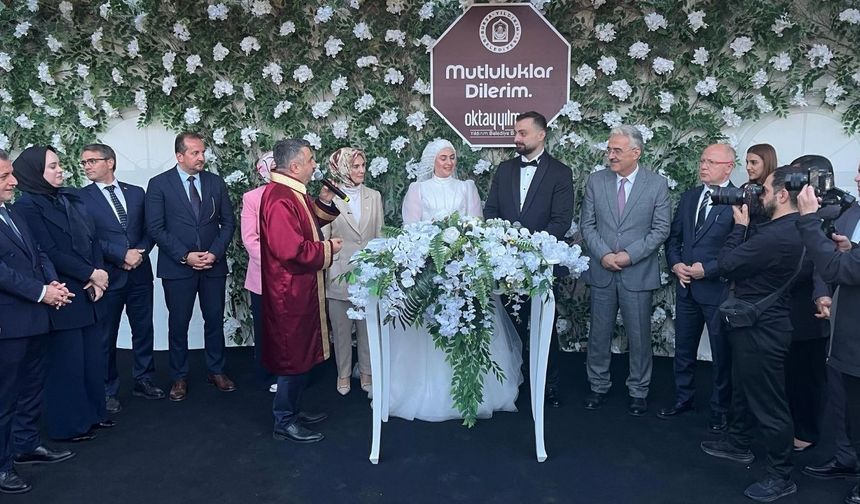 Bakan Göktaş, evlilik kredisinden yararlanan çiftin nikah şahidi oldu