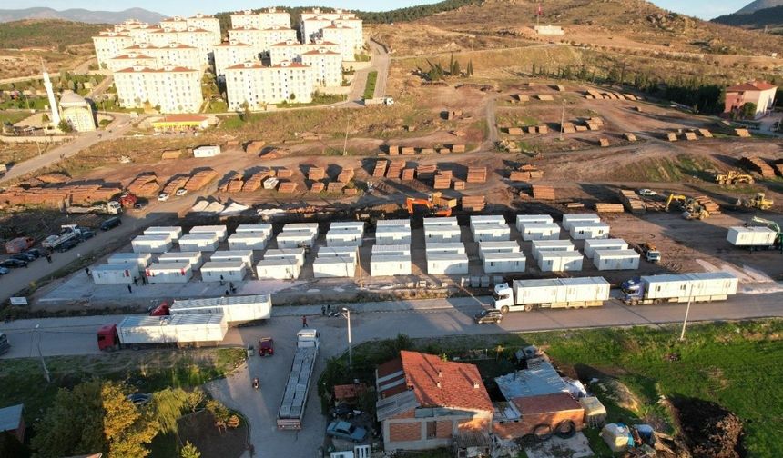 Depremin yaralarını sarmaya çalışan Sındırgı'ya konteyner kent