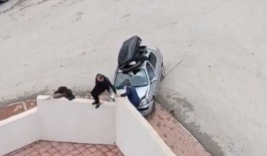 Aracını 3 kişinin üzerine sürdüğü anlar kameraya yansıdı (Video)