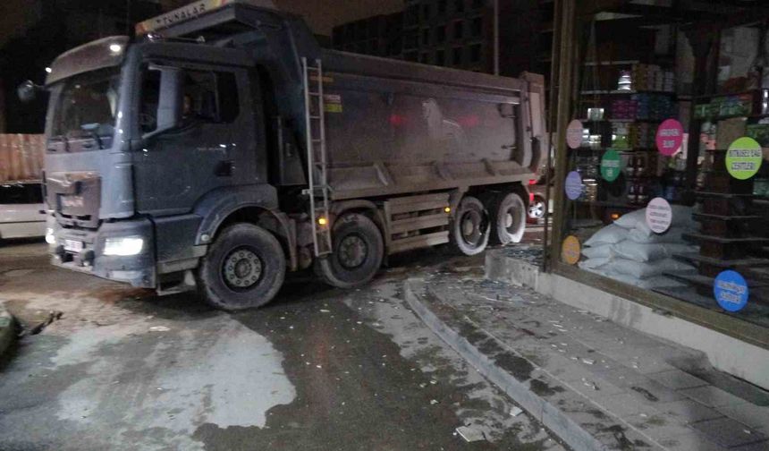 Hafriyat kamyonunun patlayan lastiği iş yerinin camlarını kırdı