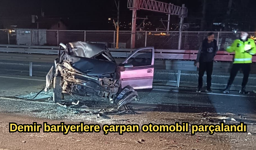 Demir bariyerlere çarpan otomobil parçalandı
