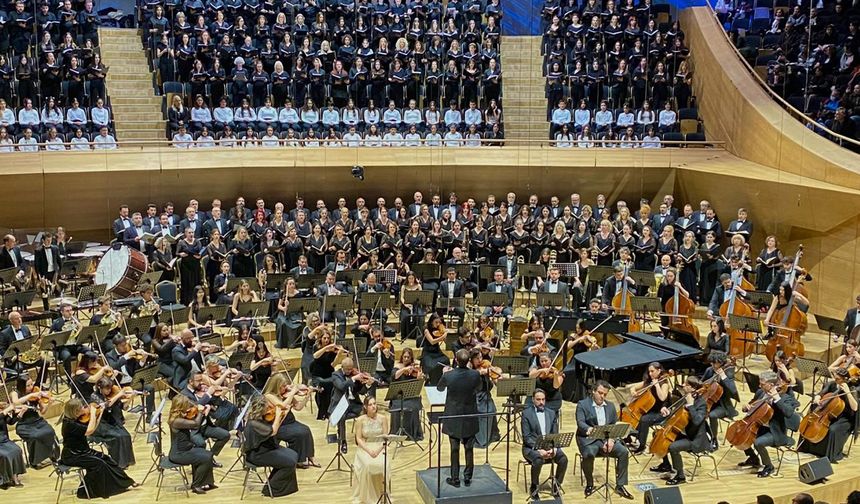 CSO’nun 200. yılı Dünya Koro Günü’nde 500 koristin verdiği konserle taçlandı