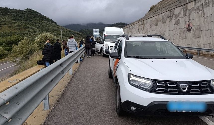 Ayvacık'ta 27 kaçak göçmen ile 2 göçmen kaçakçısı yakalandı