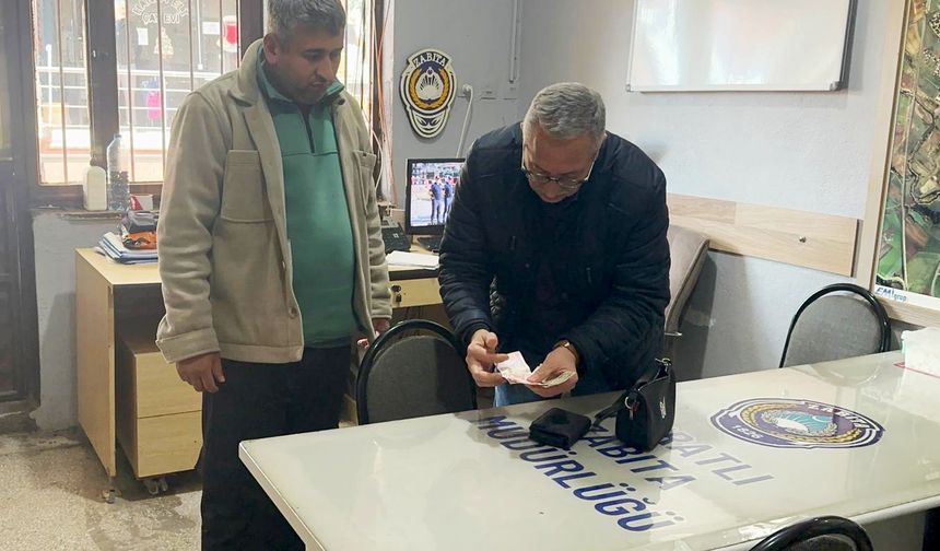 Parkta bulduğu çantayı zabıtaya teslim etti