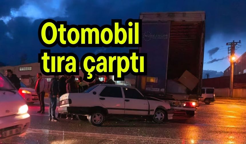 Otomobil tıra çarptı