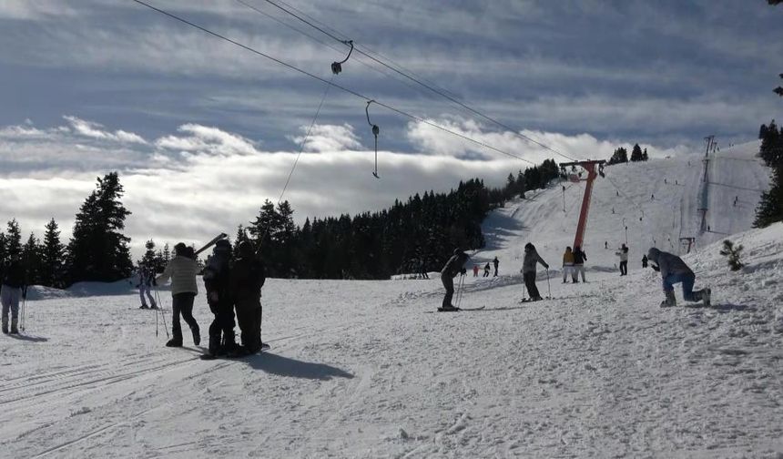 Uludağ'da zirve tatilcilerle doldu (Video)
