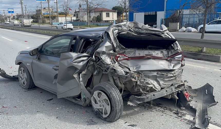 Kamyonun çarptığı otomobil adeta preslendi