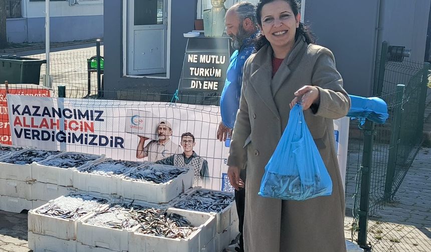 350 kilogram hamsi ücretsiz dağıtıldı