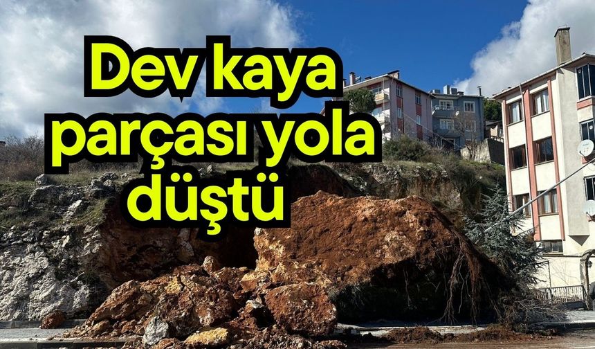 Dev kaya parçası yola düştü (Video)