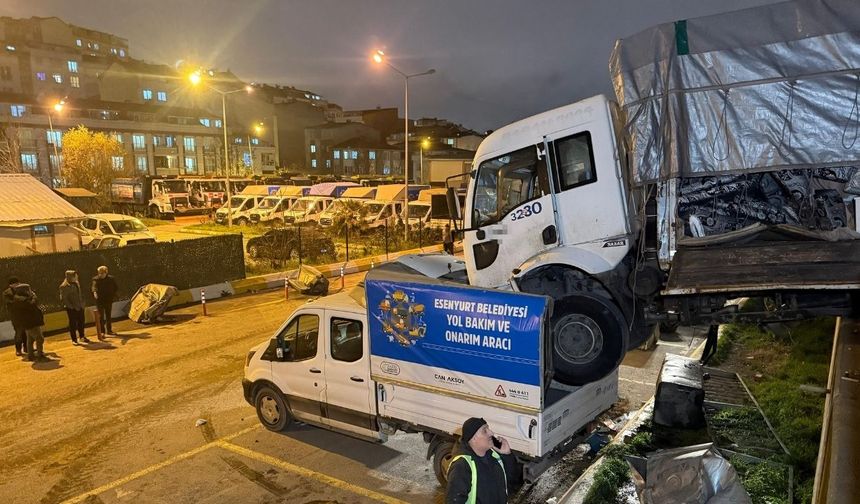 Park halindeki kamyon hareket edip başka aracın üzerine düştü