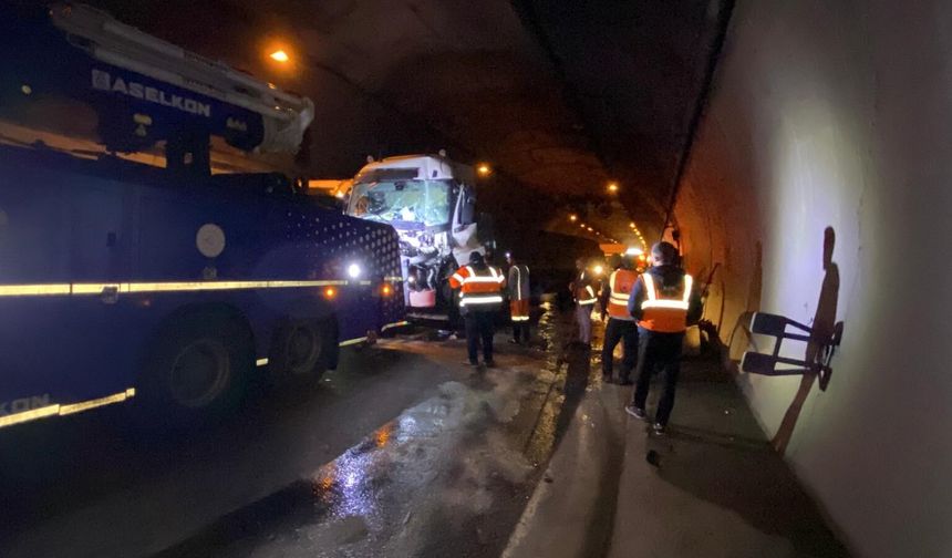 Tünel içinde 4 araç çarpıştı, sıkışan tır sürücüsü yaralandı