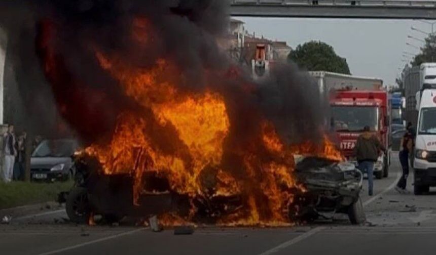 5 araçlı zincirleme kaza: 3 otomobil alev alev yandı (Video)