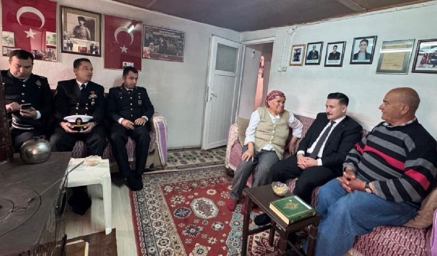 Gökçeada Kaymakamı Acar, bayramda Gazi ailesini ziyaret etti