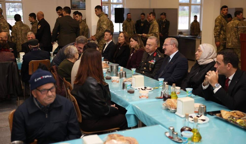 Gelibolu'da şehit aileleri, gaziler ve askerlerle iftar yapıldı