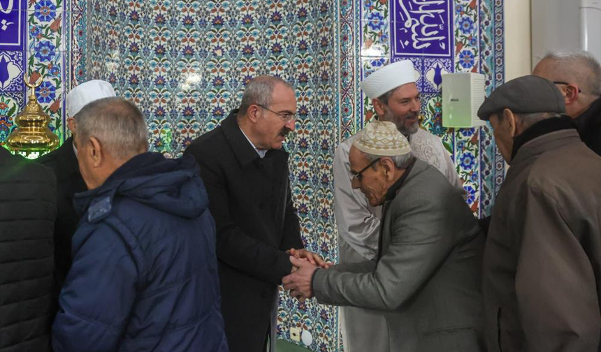 Vali Toraman, namaz sonrası vatandaşlarla bayramlaştı