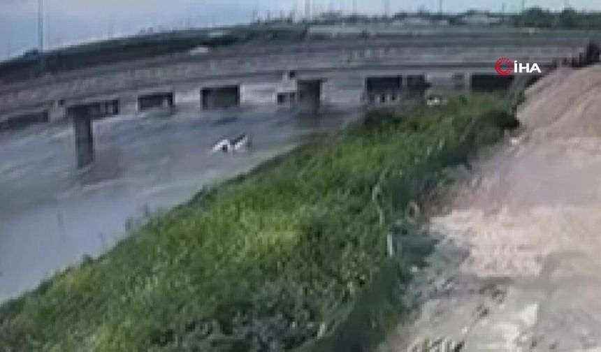 Akıntıya kapılan araçtaki sürücünün cansız bedeni bulundu (Video)