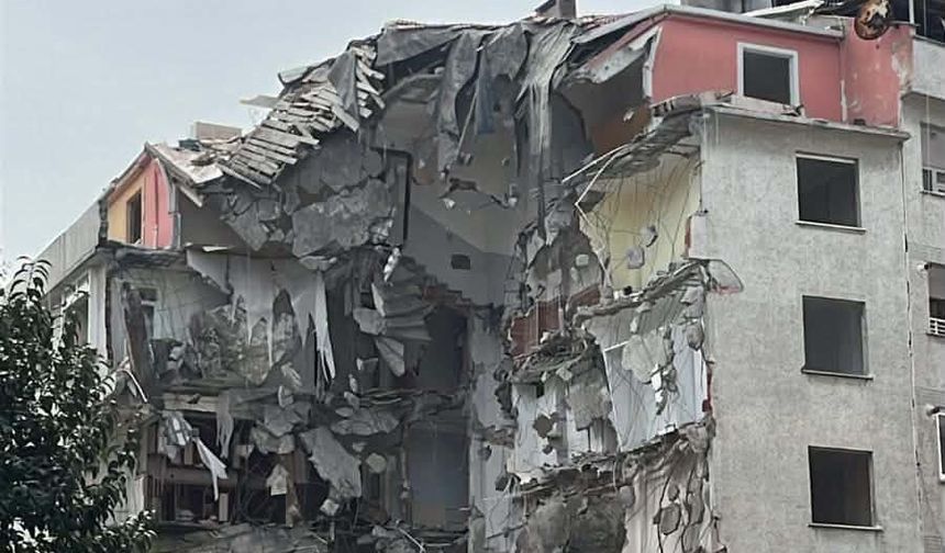 Yıkım sırasında kafasına parça düşen çocuk öldü