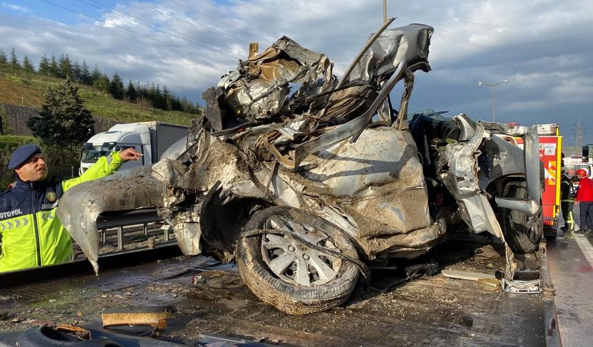 Otomobil devrilen tır dorsesinin altında kaldı: Karı-koca hayatını kaybetti (Video)