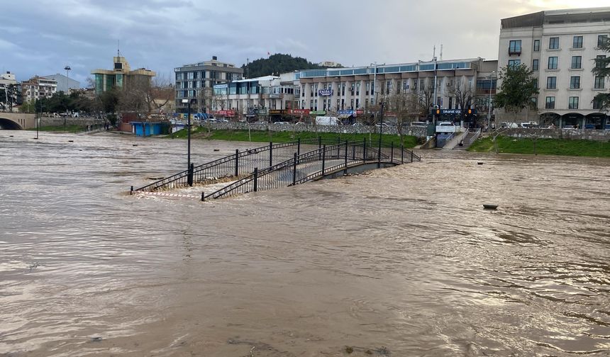 Çanakkale’de çay taştı, otopark sular altında kaldı