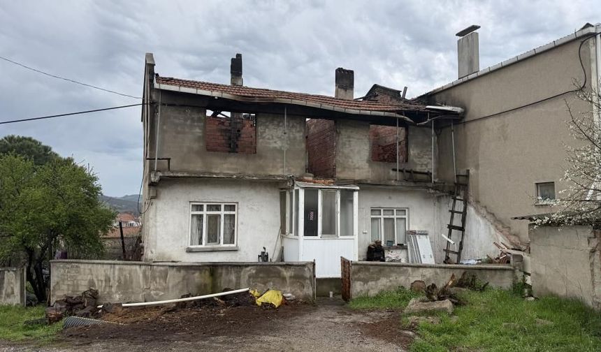 Çanakkale'de baca yangını çatıyı küle çevirdi (Video)