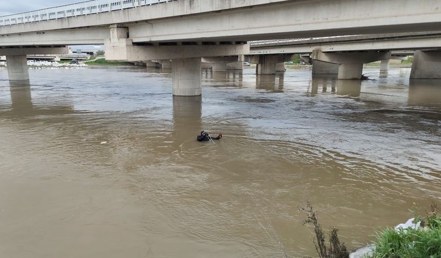 Yağmurdan yükselen dere yaşlı adamı yuttu (Video)