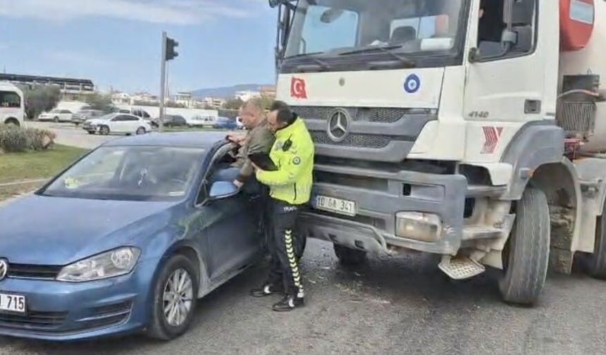 Kaza yapan aracın sürücüsünü polis camdan kurtardı (Video)