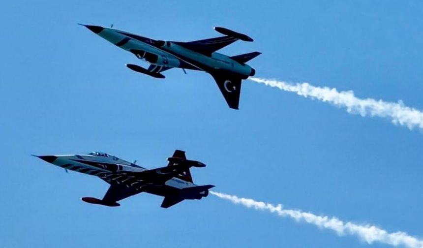 Şehitler Abidesi'nde Türk Yıldızları gösterisi nefesleri kesti (Video)