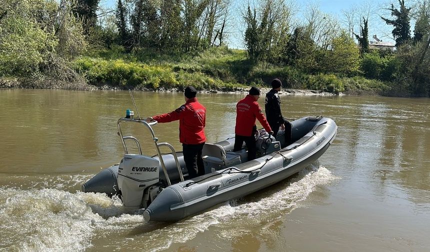 Nehre düşen küçük çocuktan 4 gündür iz yok (Video)