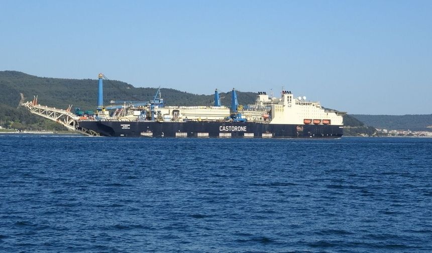 Trafik Tek Yönlü Kapatıldı: Dev Gemi Çanakkale'den Geçti