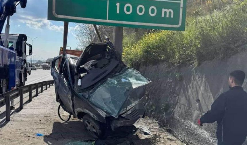 Otomobil yön levhasına saplandı (Video)