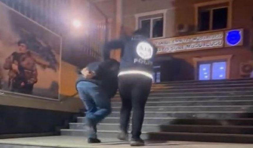 Polis yeleğiyle yayına gözaltı