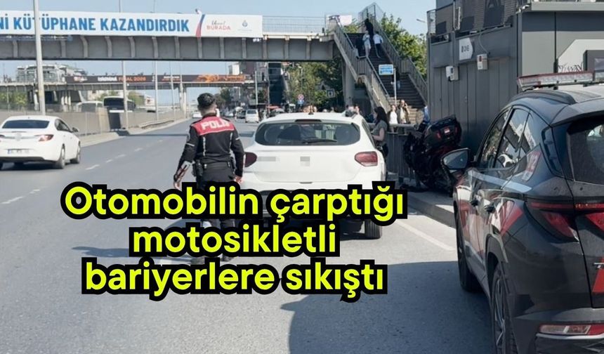 Otomobilin çarptığı motosikletli bariyerlere sıkıştı